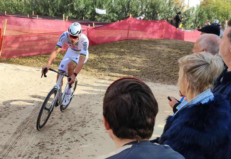 Mathieu Van Der Poel, ciclista del ALPECIN-DECEUNINCK en la Copa del Mundo Ciclocross Benidorm CX 2024